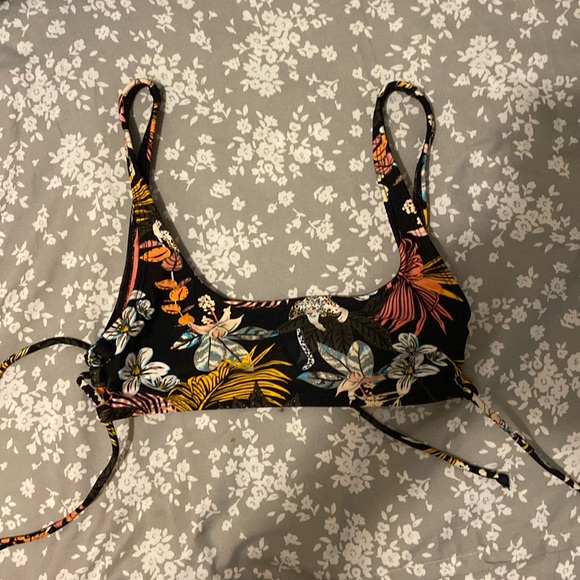 Size small bikini bundle - Picture 1 of 4